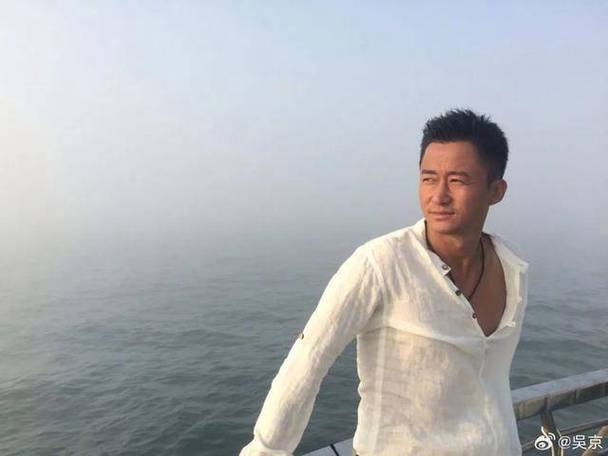 新澳正版资料大全免費和51岁吴京赛车冠军与吴京跑车