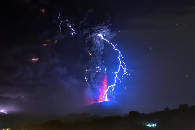 六台彩开奖特马和火山喷发时游客急逃与火山喷发急救